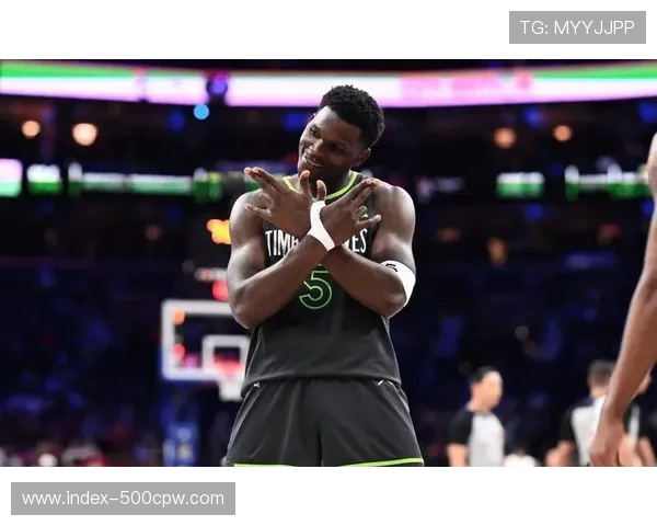 爱德华兹突破暴扣，森林狼主场气氛沸腾